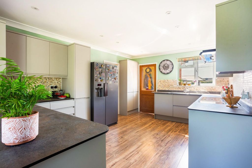 Property photo 2 of 20 74977_Hurstlea Salisbury Lane Middle Wallop (10).J