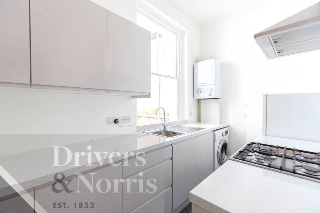 Property photo 2 of 10 Kitchen