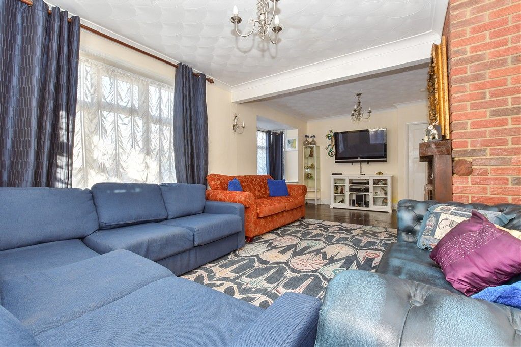 Property photo 3 of 20 Lounge