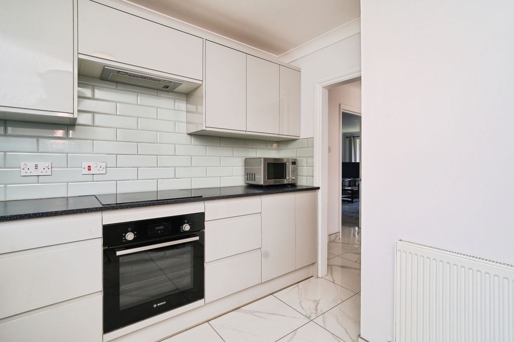2 bed maisonette for saleRochester Drive, Bexley DA5 photo 4