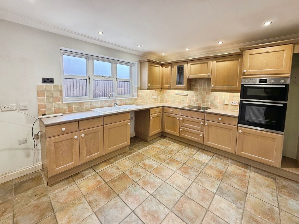 Property photo 3 of 32 Kitchen/Breakfast Ro
