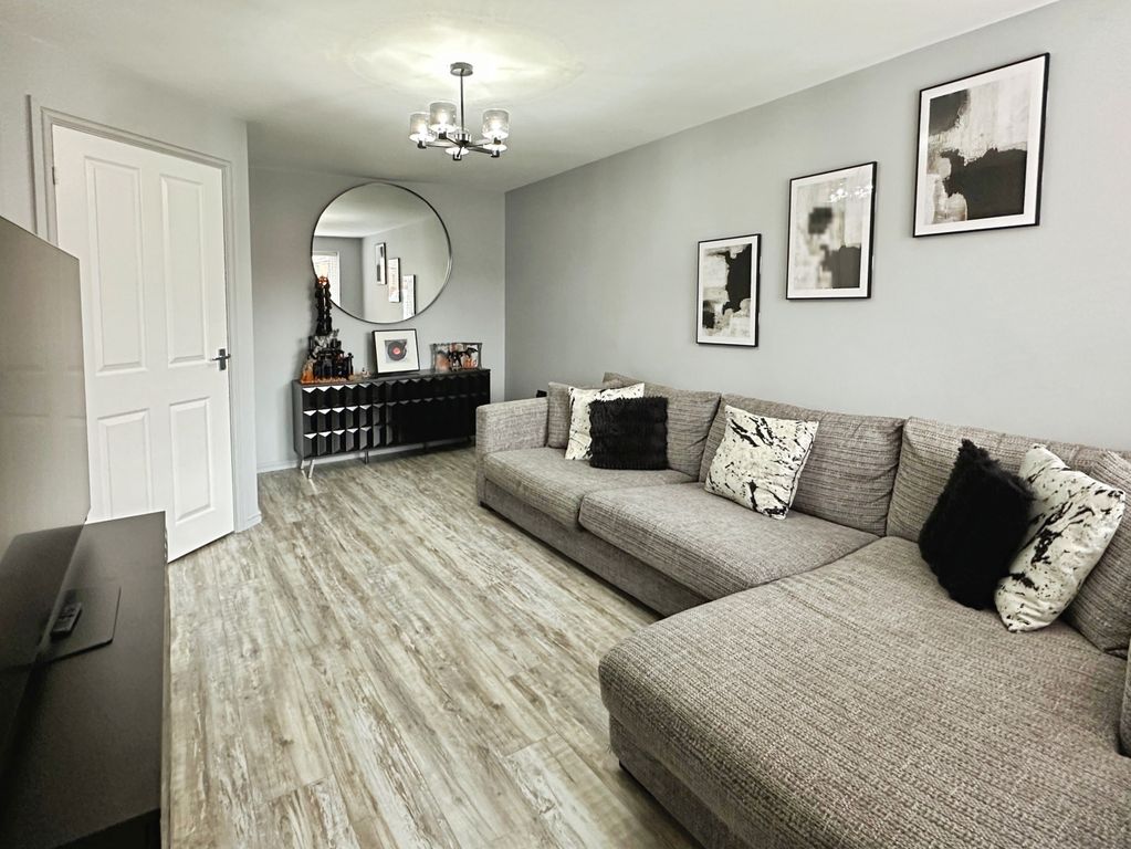 Property photo 3 of 14 Lounge