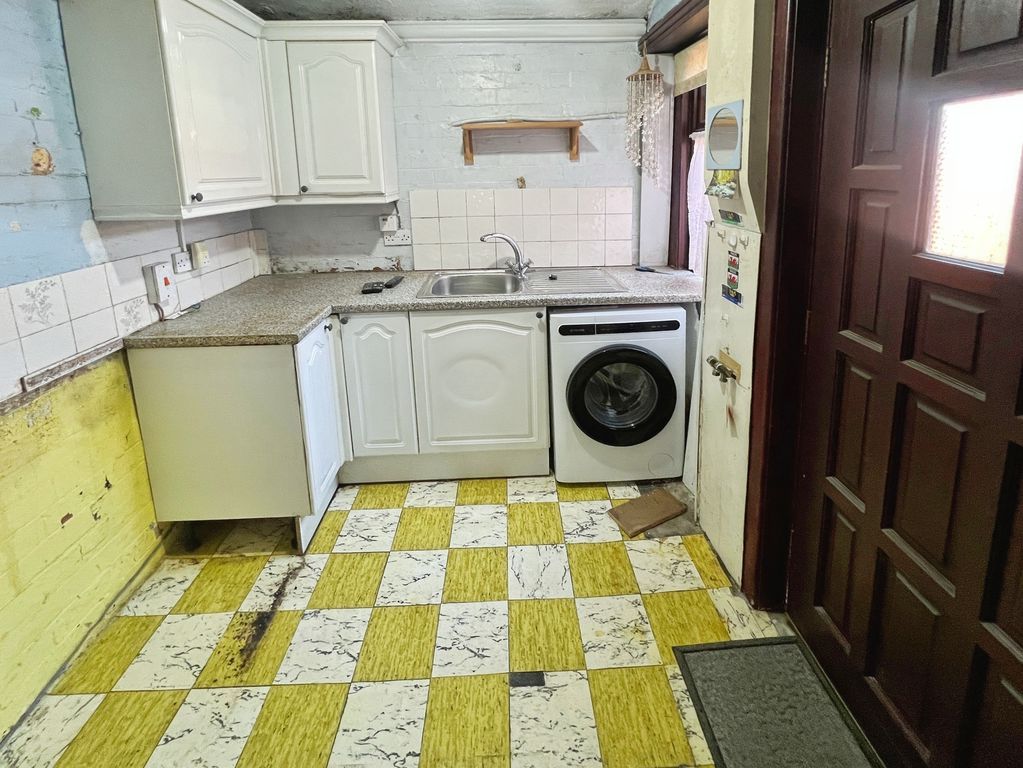 Property photo 3 of 11 Kitchen