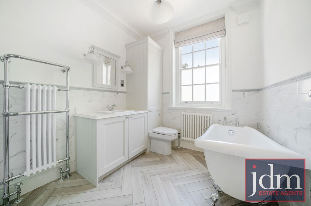 Property photo 2 of 9 Bathroom