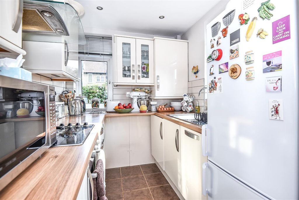 Property photo 3 of 9 Kitchen