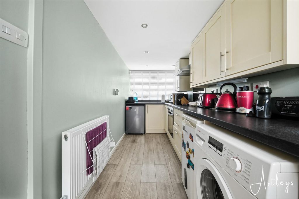 Property photo 3 of 11 Kitchen