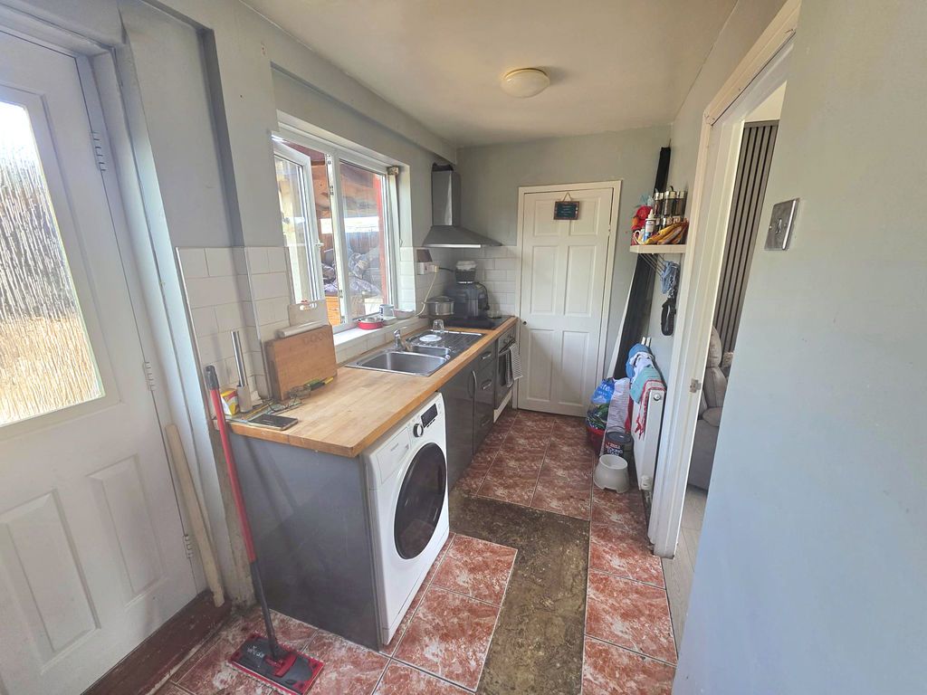 Property photo 3 of 6 Kitchen