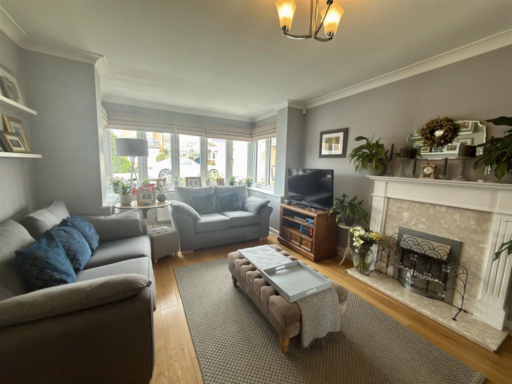 Property photo 3 of 11 Lounge