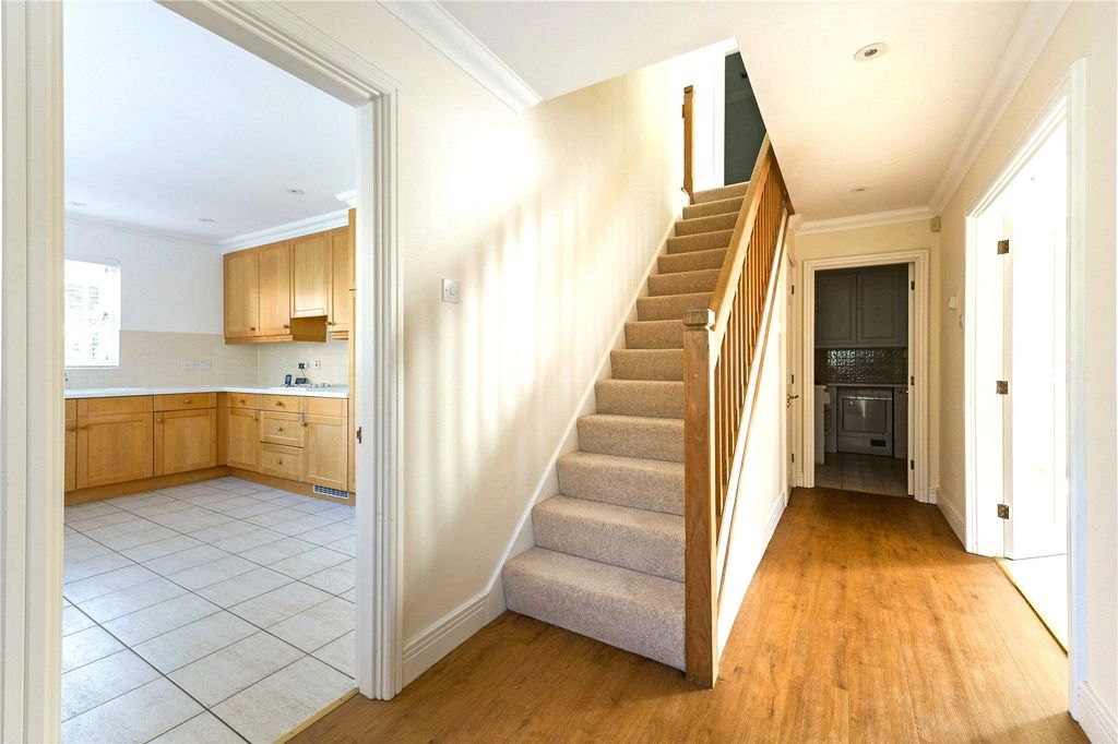 Property photo 2 of 14 Entrance Hall