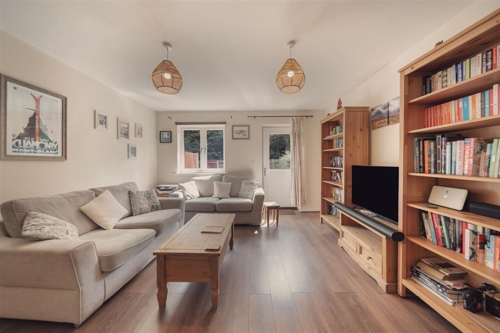 Property photo 2 of 11 7 Callisto Ct-14.Jpg