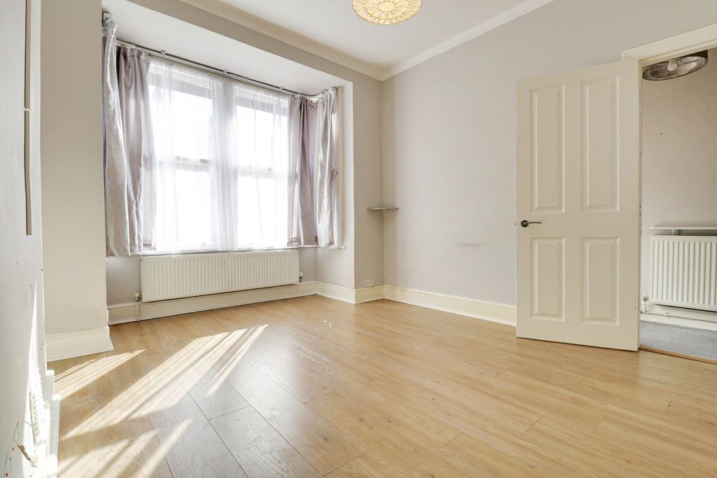 Property photo 2 of 15 5903811