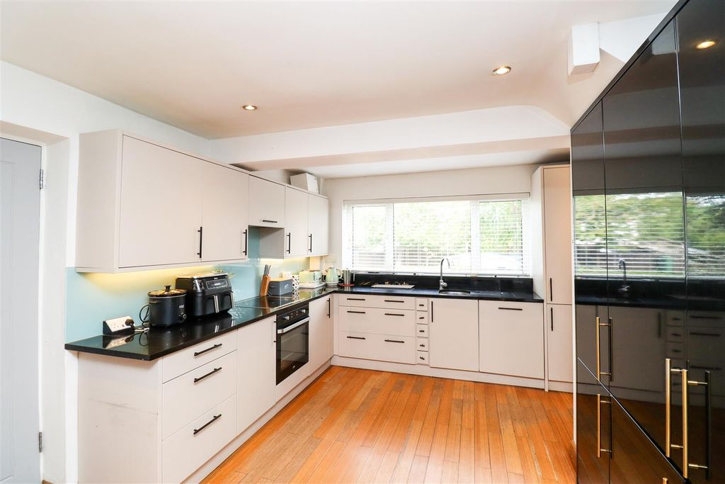 Property photo 2 of 23 Kitchen/Breakfast Room