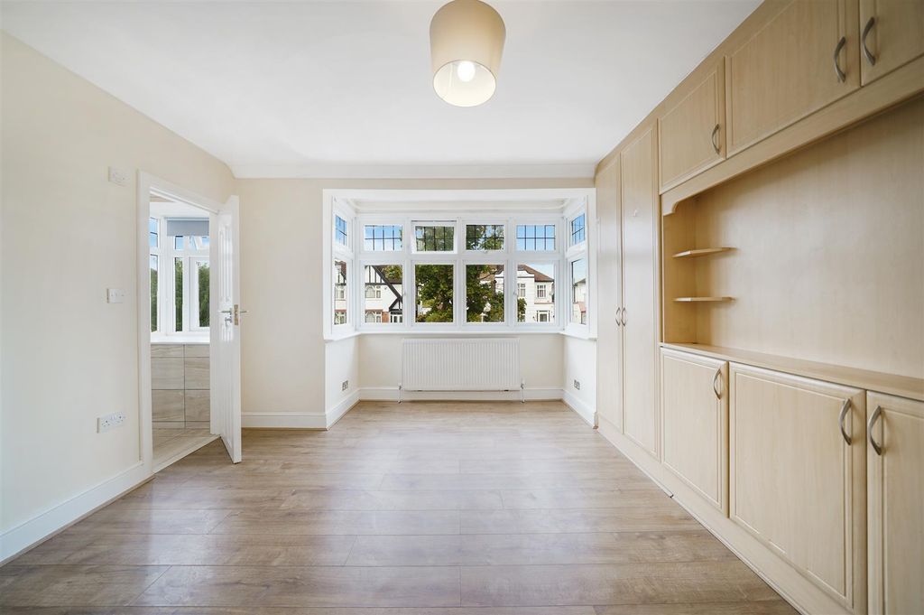 Property photo 3 of 13 36 Spencer Road - Yapdnxdjrw3Byvutryqi.Jpg