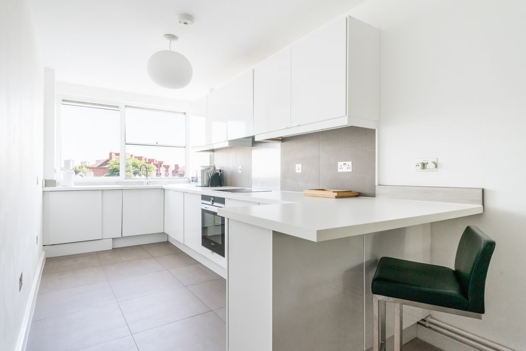 Property photo 2 of 10 Kitchen