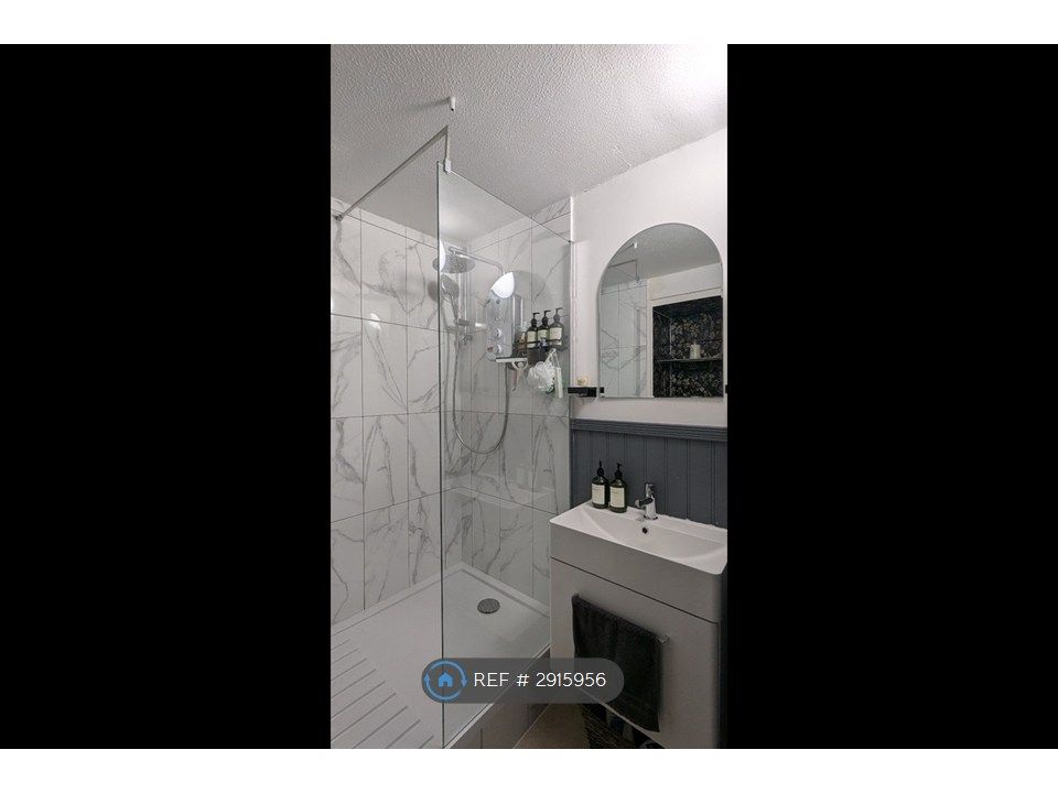 Property photo 3 of 11 Bathroom