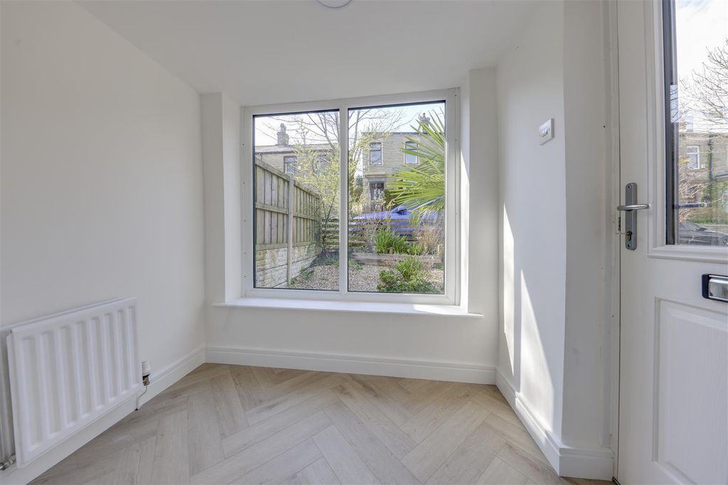 Property photo 3 of 20 Vestibule Alt
