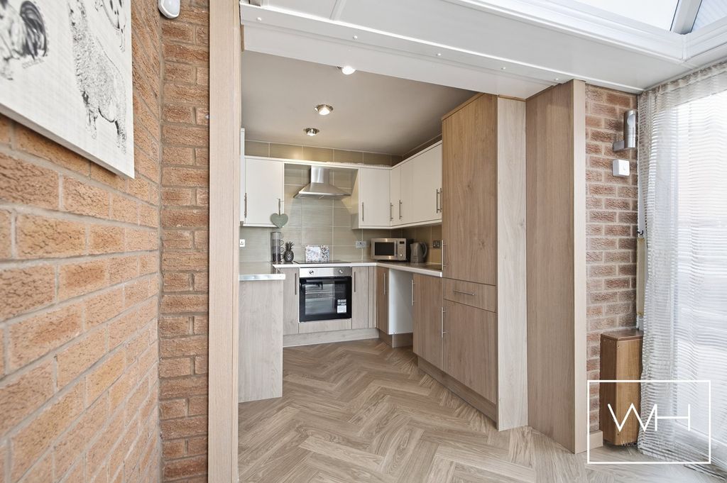 Property photo 3 of 18 8 Perran Grove, Cusworth 04