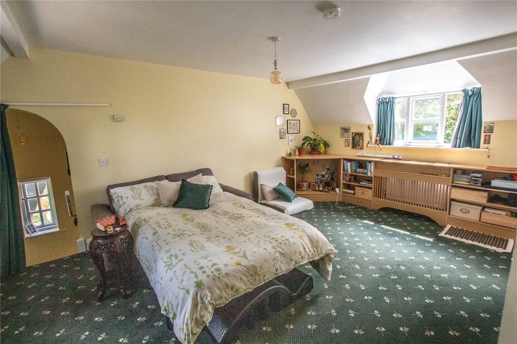 Property photo 2 of 8 Bed/Sitting Room