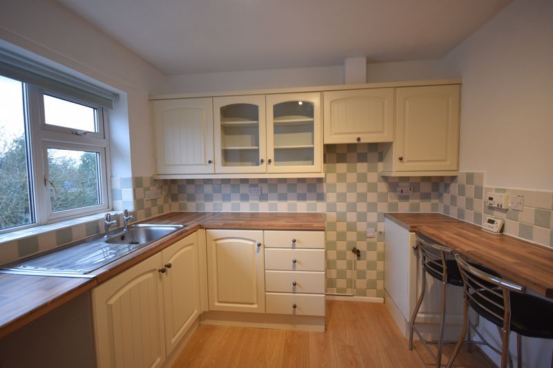 Property photo 3 of 10 Kitchen