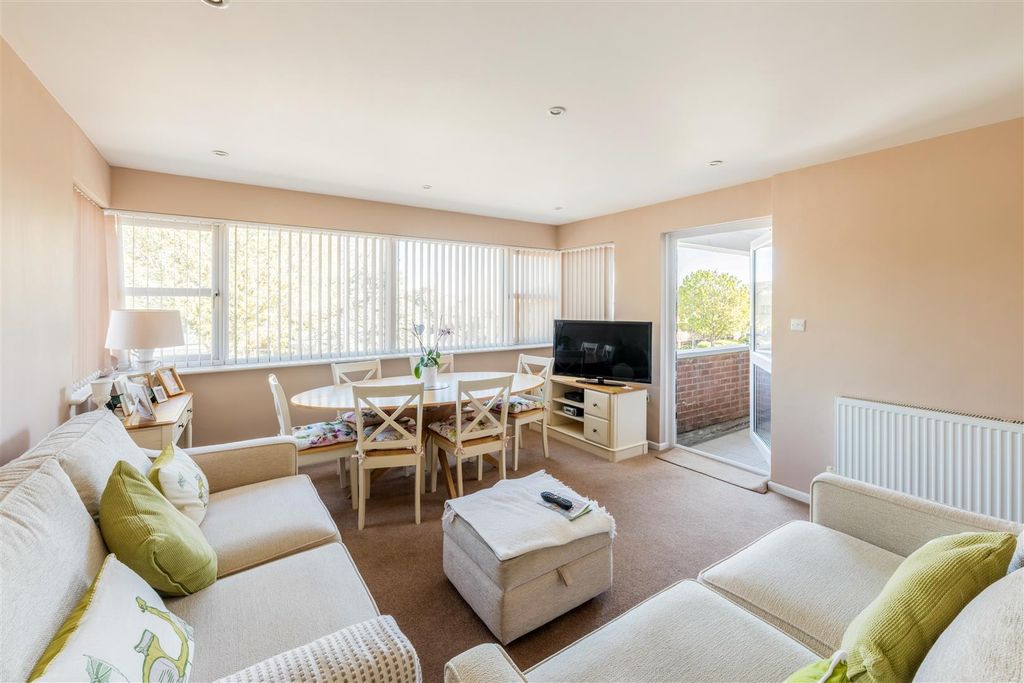 Property photo 3 of 14 87 The Drive-4.Jpg