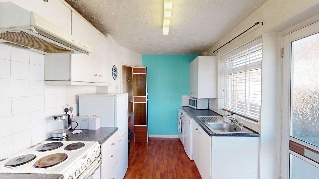 Property photo 3 of 11 Kitchen