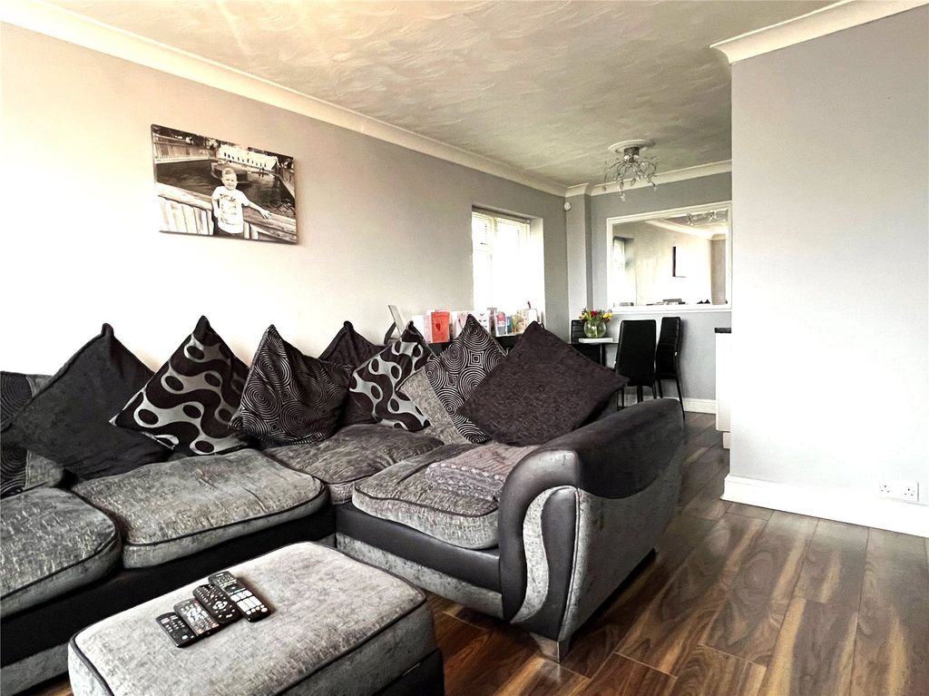 Property photo 3 of 7 Living Room