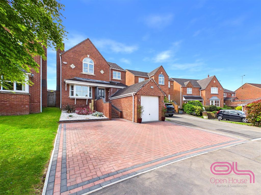 Property photo 3 of 42 Oak Close, Castle Gresley (38).Jpg