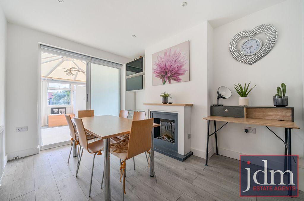 Property photo 2 of 8 04B08c8F-450E-4De...