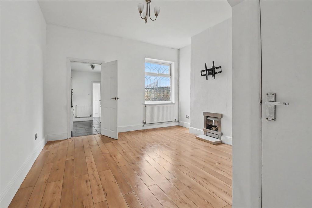 Property photo 3 of 9 Dining