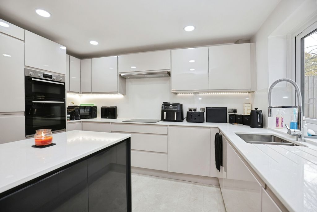 Property photo 2 of 17 Photo