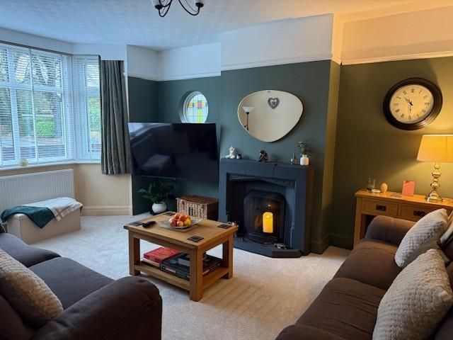 Property photo 3 of 32 Lounge