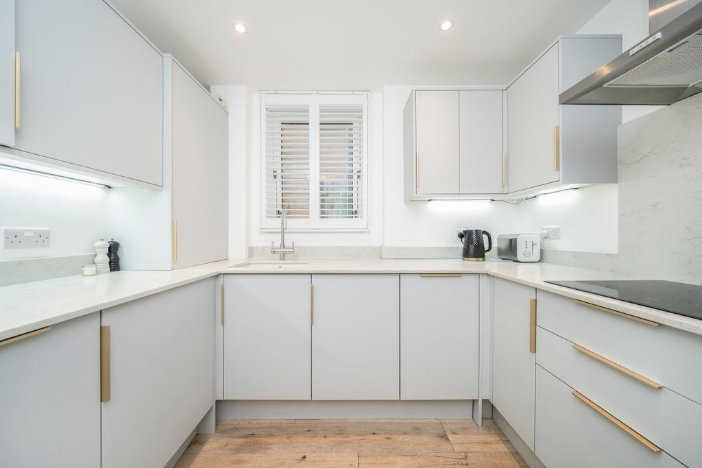 Property photo 3 of 11 Kitchen