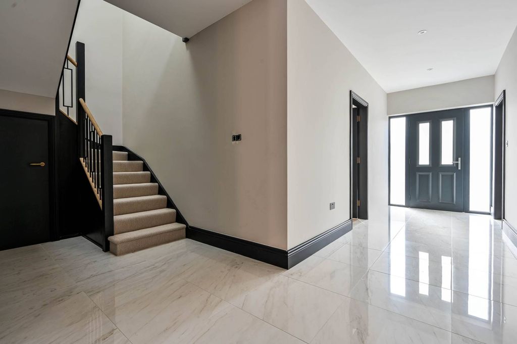 Property photo 1 of 25