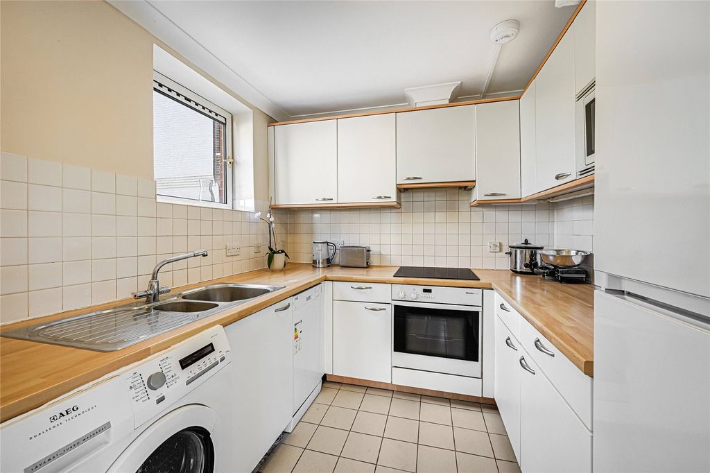 Property photo 2 of 16 Stamford Gate House