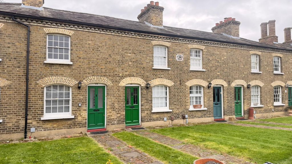 Property photo 1 of 7 2 Bed Terraced House To Rent Sandringham Gardens, Ilford Ig6