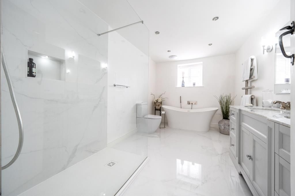 Property photo 3 of 10 Bathroom