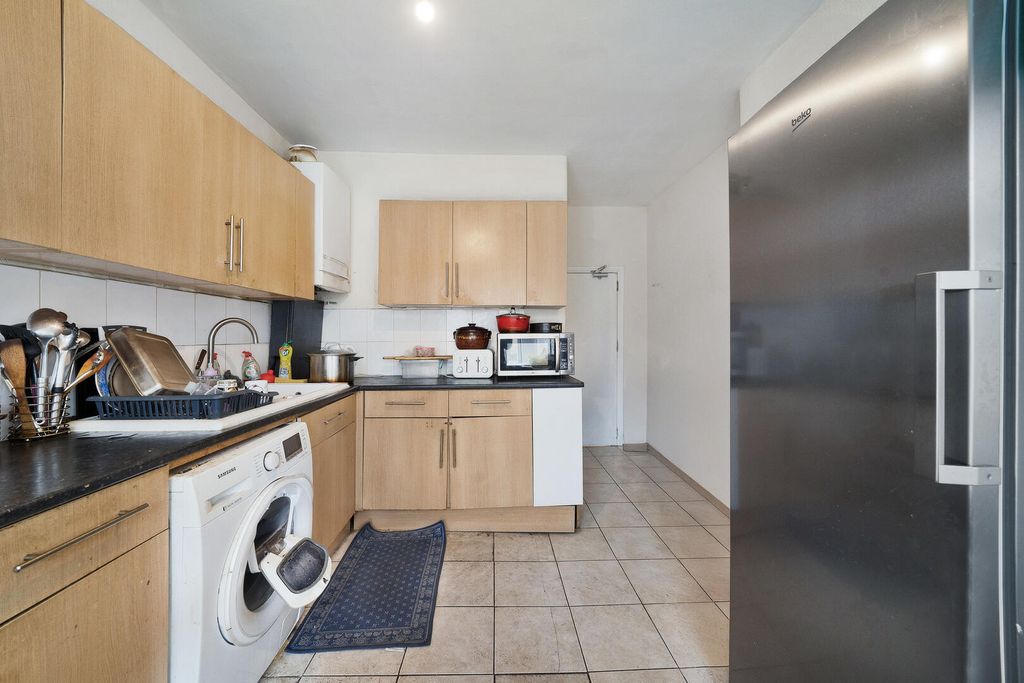 Property photo 3 of 10 Kitchen