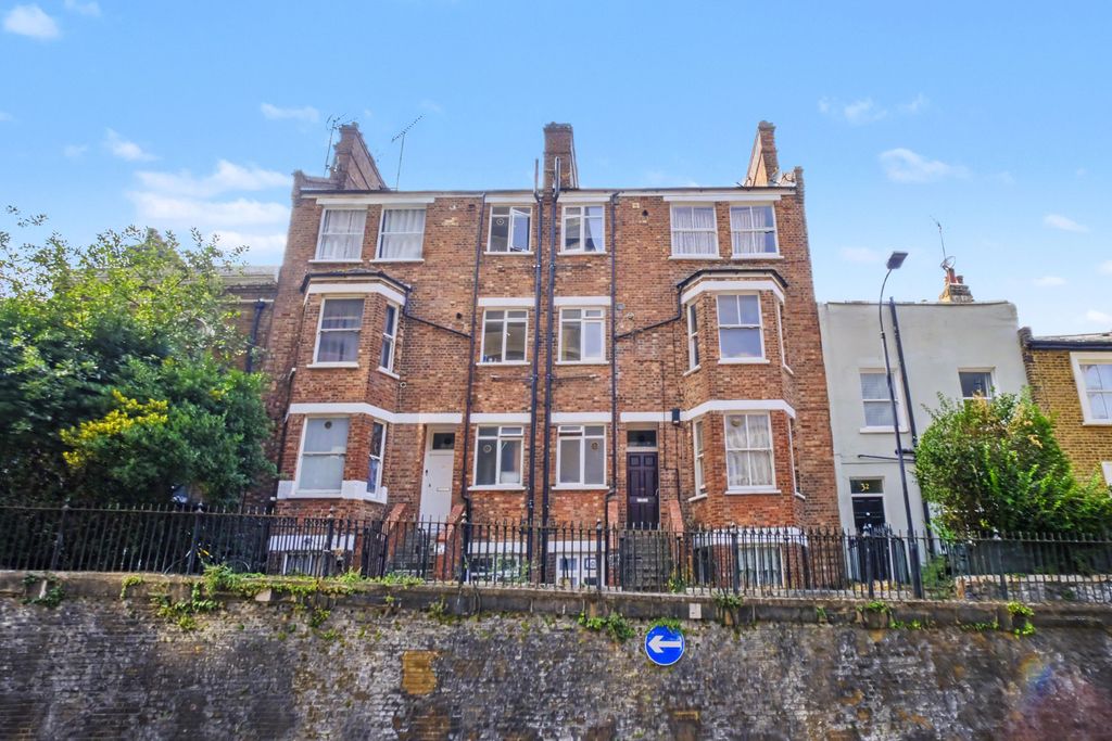 Property photo 1 of 7 34c Leamore Street, Hammersmith, London W6 0Jz