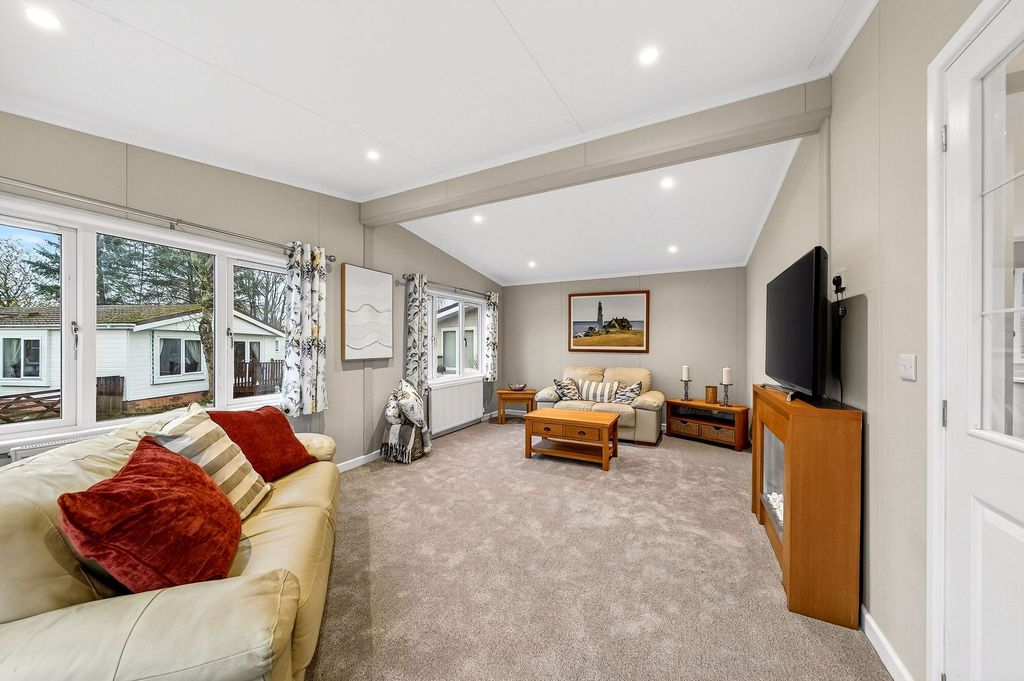 Property photo 2 of 23 Lounge