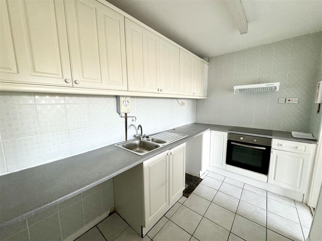 Property photo 3 of 9 Kitchen