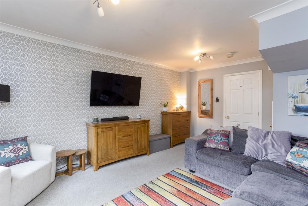 Property photo 3 of 19 14_Blatchford_Court_1.Jpg