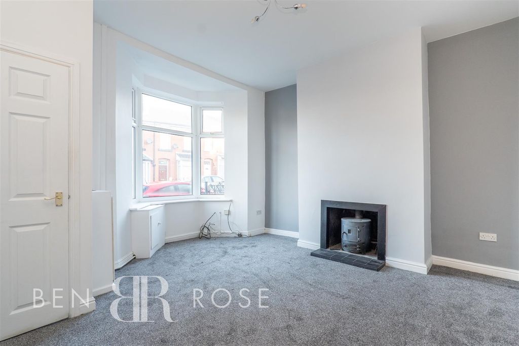 Property photo 2 of 12 Lounge