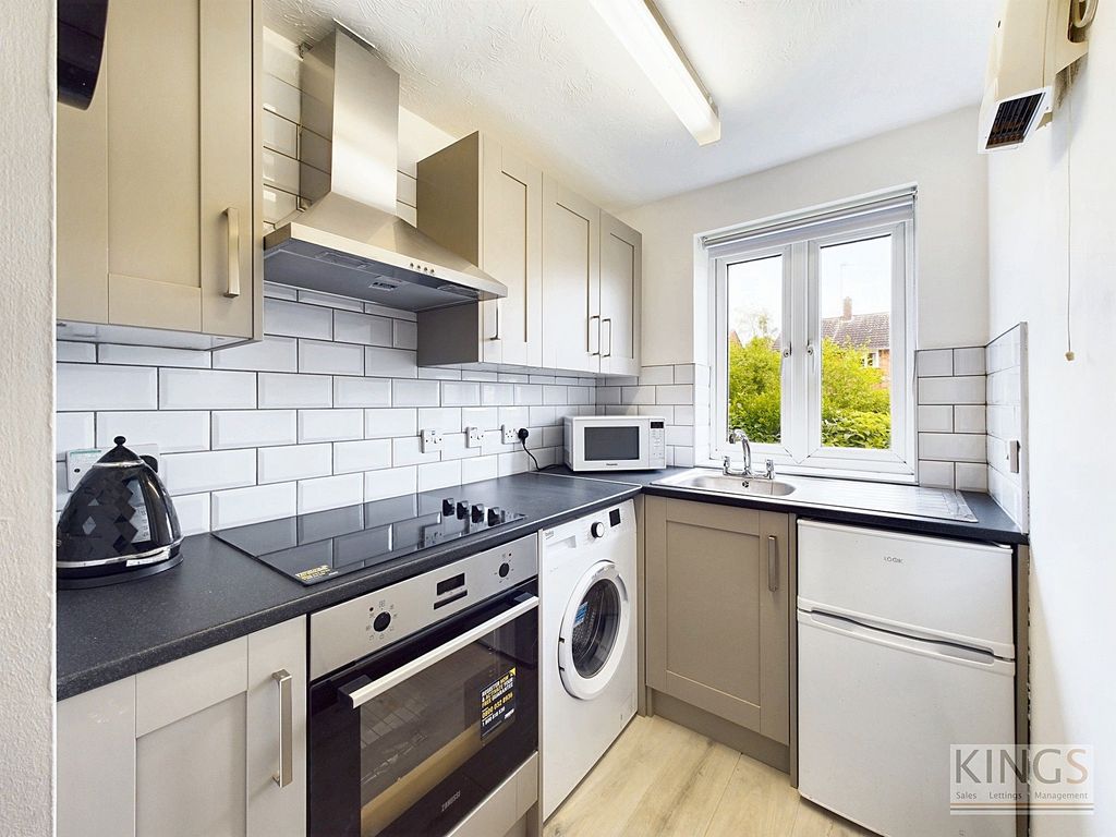 Property photo 3 of 8 Kitchen