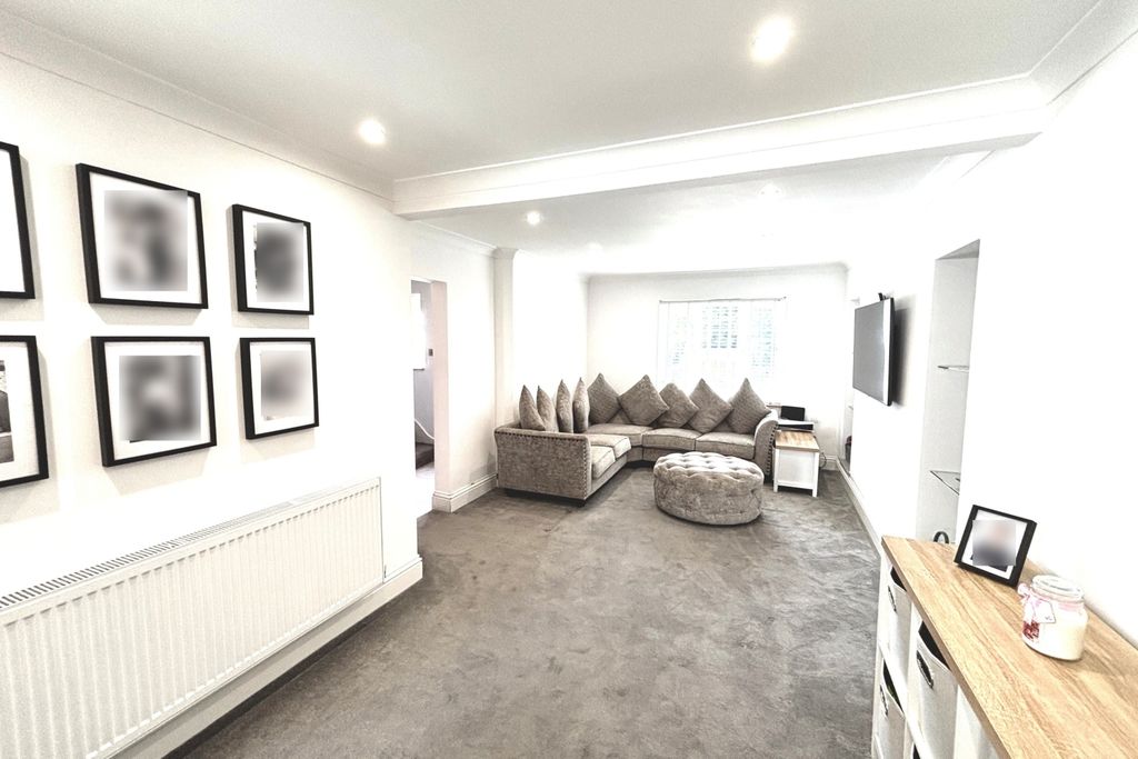 Property photo 3 of 15 Lounge