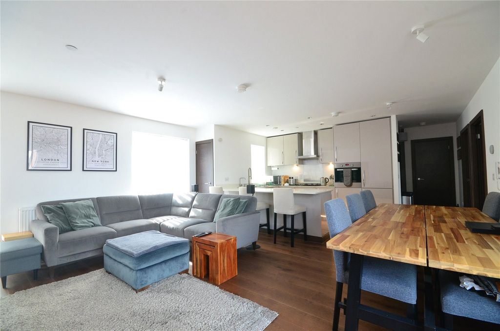 Property photo 2 of 14 Lounge