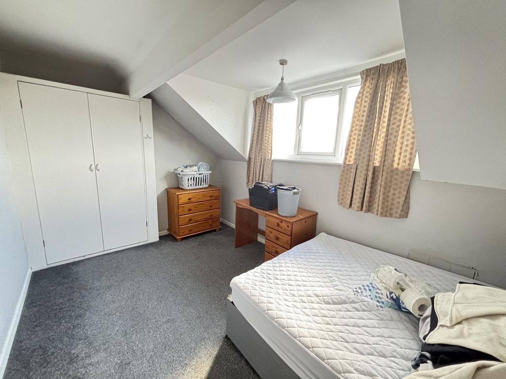 Property photo 1 of 12 A Bright And Spacious Master Bedroom Featuring A c...
