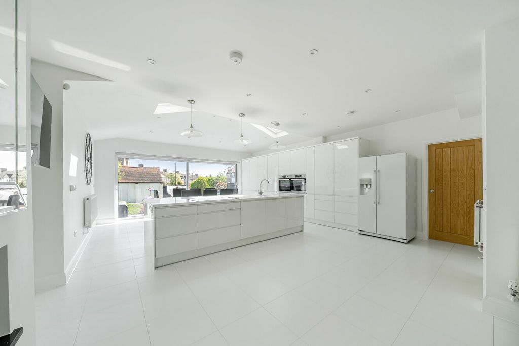 Property photo 2 of 22 1448100-9-69E89De...