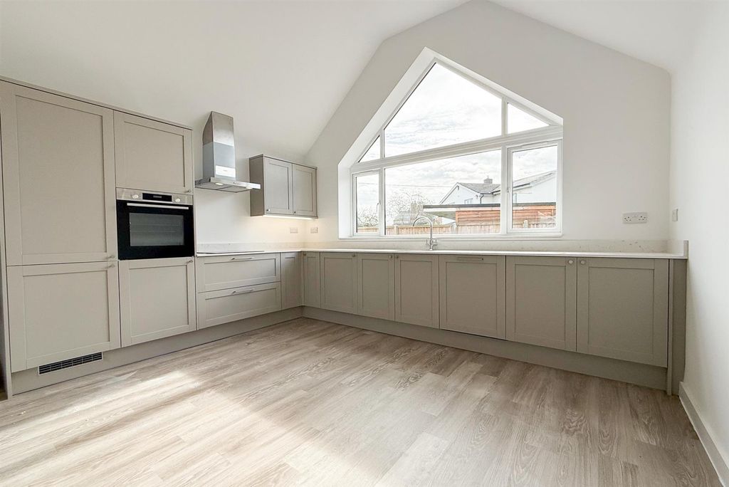 Property photo 2 of 10 Kitchen