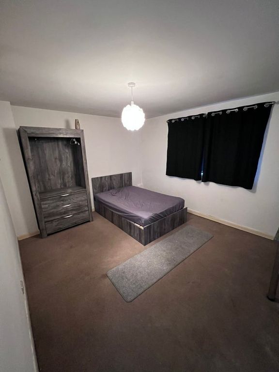 Property photo 3 of 5 A Tidy And Modern Double Bedroom Featuring A Subst...