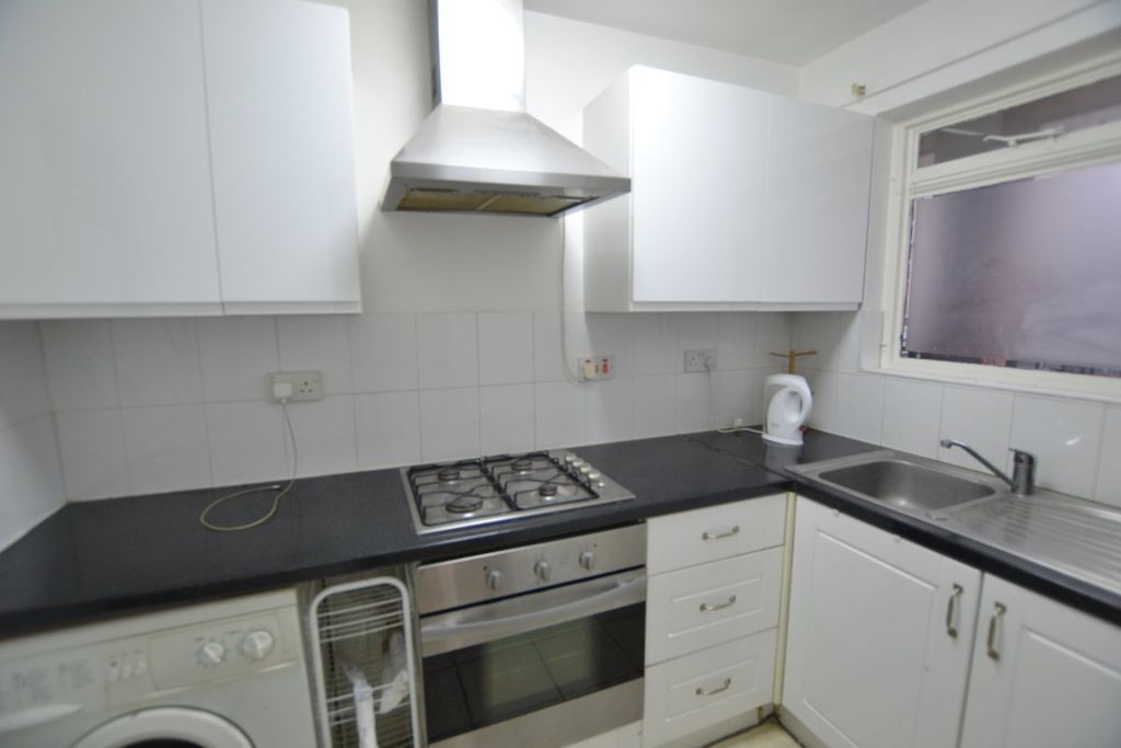 Property photo 3 of 10 Kitchen